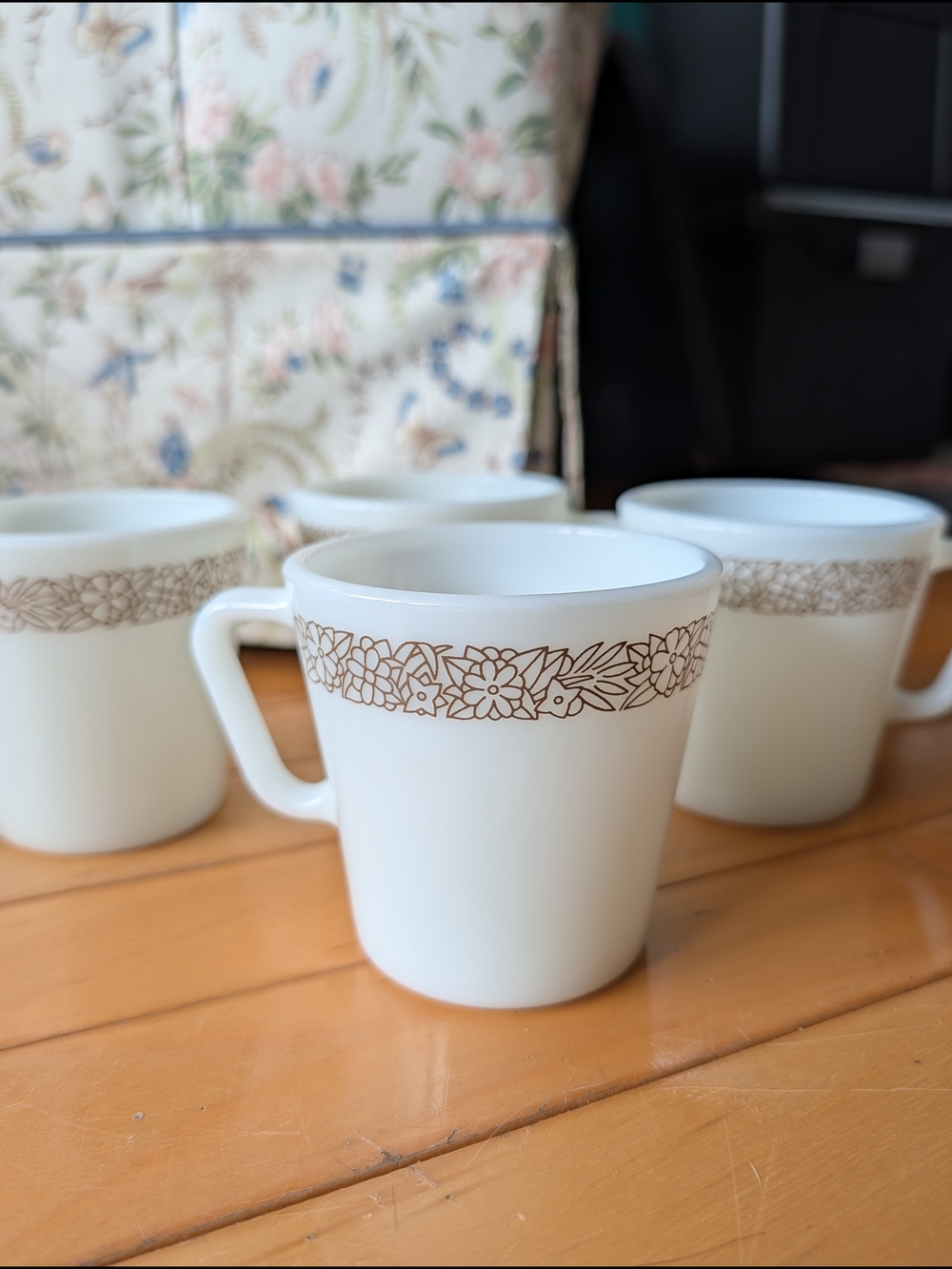 4 Vtg Pyrex Mugs